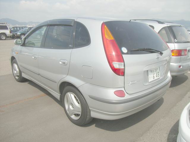 1999 Nissan Tino Photos