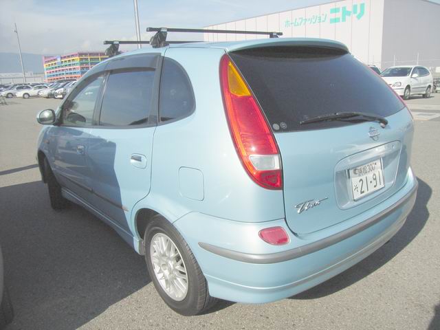 1999 Nissan Tino Photos