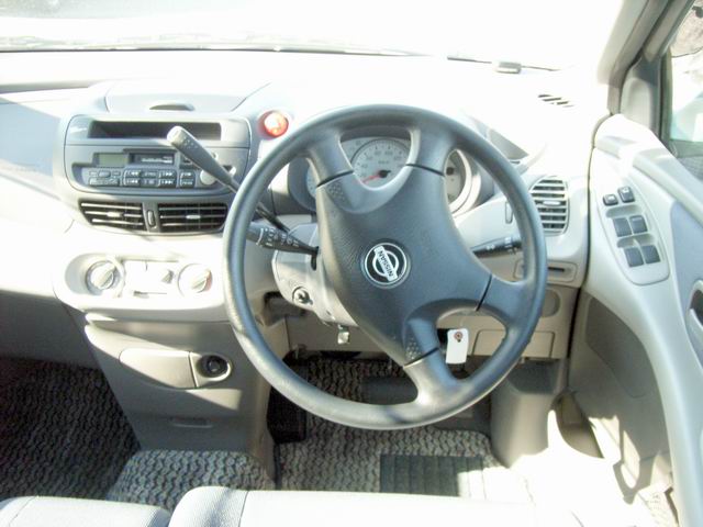 1999 Nissan Tino Photos