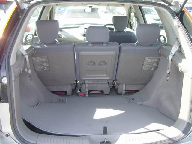 1999 Nissan Tino Pictures