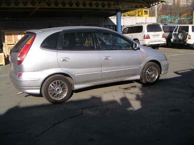 1999 Nissan Tino Pictures