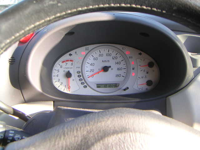 1999 Nissan Tino Pictures