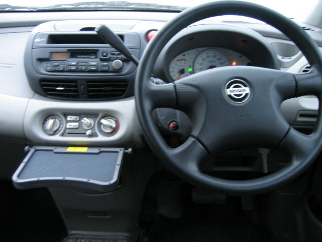 1999 Nissan Tino Photos