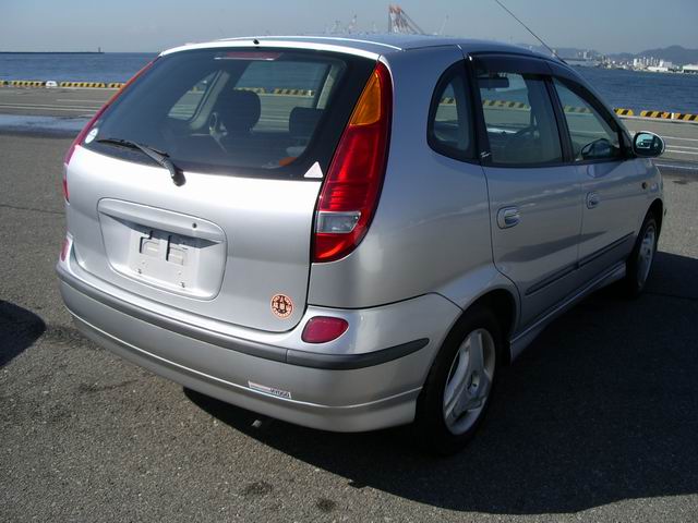 1999 Nissan Tino Pics