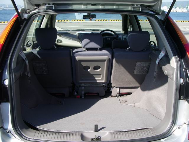 1999 Nissan Tino Pictures