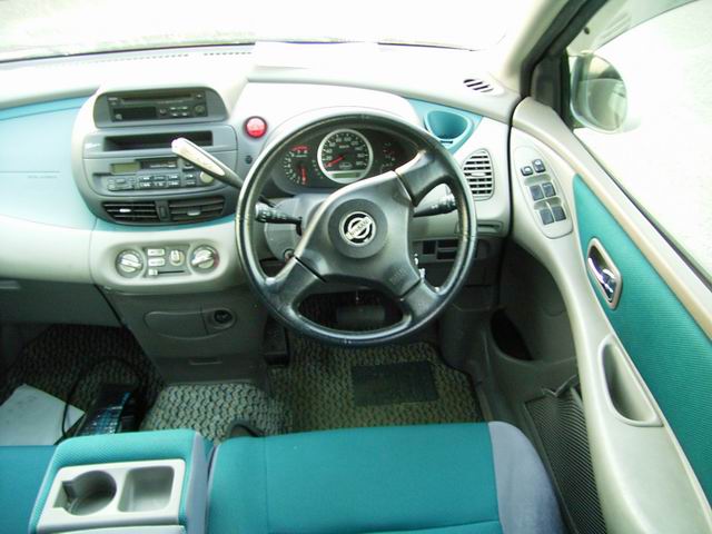 1999 Nissan Tino Pictures