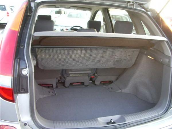 1999 Nissan Tino Pictures