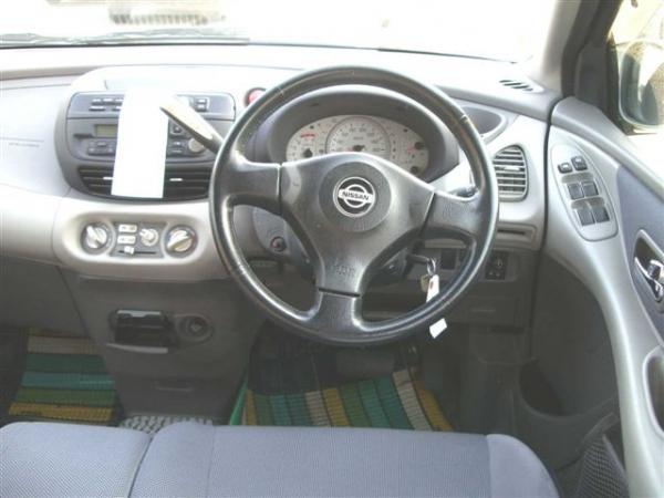 1999 Nissan Tino Photos