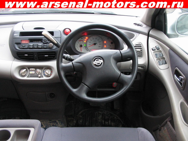 1999 Nissan Tino Photos