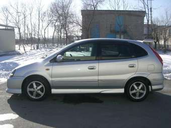 1999 Nissan Tino Pictures