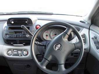1999 Nissan Tino Pictures