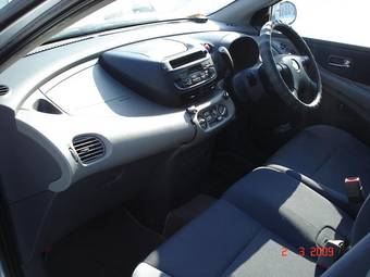 1999 Nissan Tino Photos