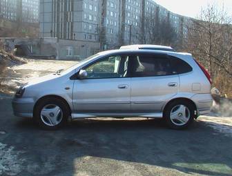 1999 Nissan Tino Pictures
