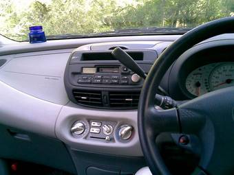 1999 Nissan Tino Wallpapers