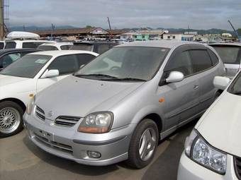 1999 Nissan Tino Photos