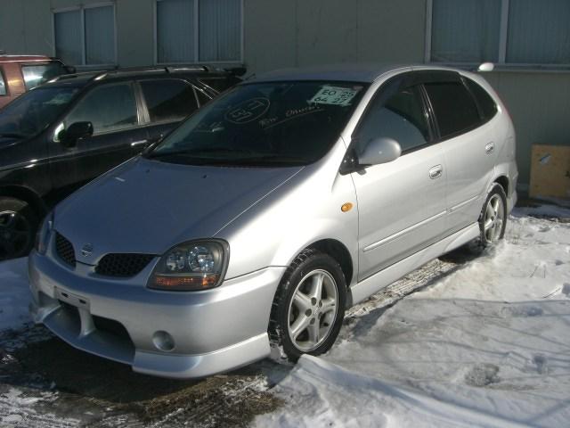 Nissan tino 1999