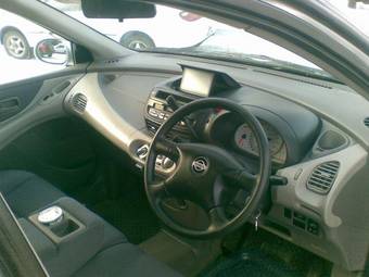 1999 Nissan Tino Photos