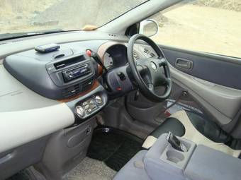 1999 Nissan Tino Photos