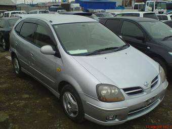 1999 Nissan Tino Pictures