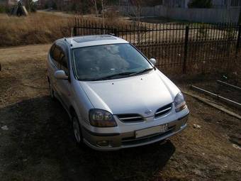 1999 Nissan Tino Photos