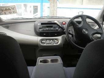 1999 Nissan Tino Pictures