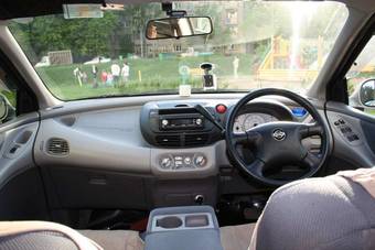 1999 Nissan Tino Images