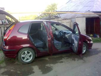 1999 Nissan Tino Photos