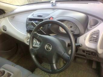 1999 Nissan Tino Photos