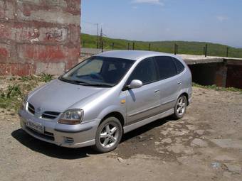 1999 Nissan Tino Photos