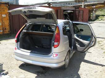 1999 Nissan Tino Pictures