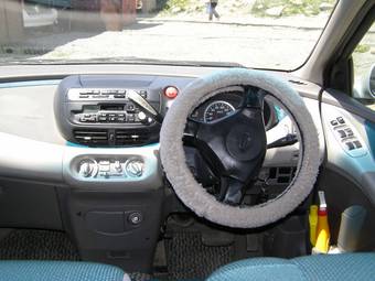 1999 Nissan Tino Photos