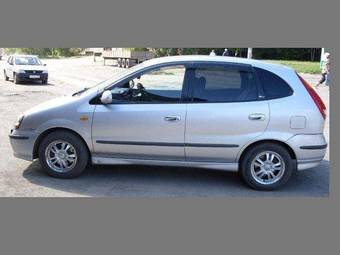 1999 Nissan Tino Pictures