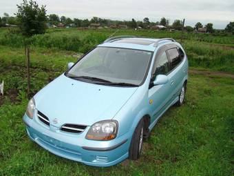 1999 Nissan Tino Pictures