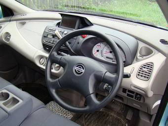 1999 Nissan Tino Photos