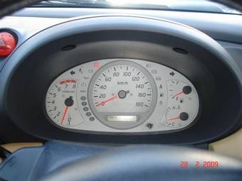 1999 Nissan Tino Images