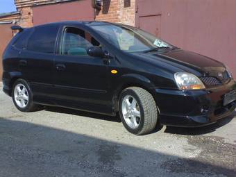 1999 Nissan Tino Photos