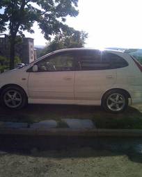 1999 Nissan Tino Pictures