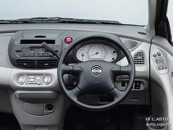 1999 Nissan Tino Pictures