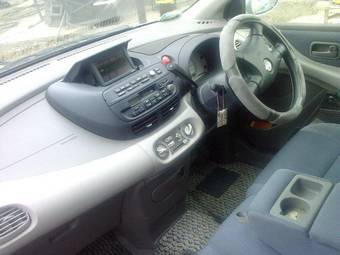 1999 Nissan Tino Photos