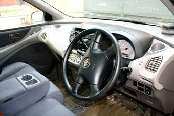 1999 Nissan Tino Photos