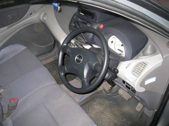 1999 Nissan Tino Pictures