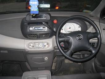 1999 Nissan Tino Photos