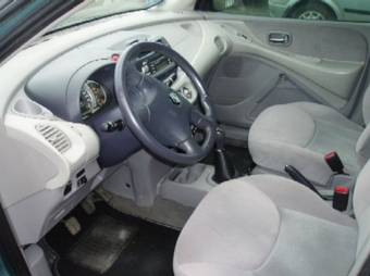 2000 Nissan Tino