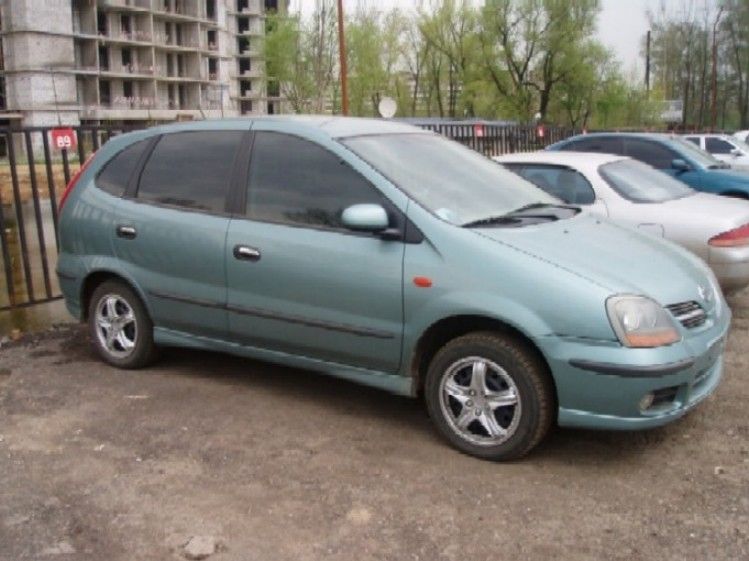 2000 Nissan Tino
