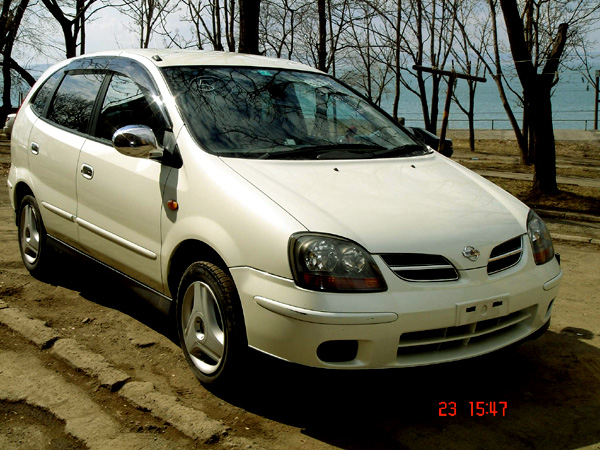 2000 Nissan Tino