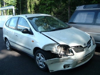 2000 Nissan Tino