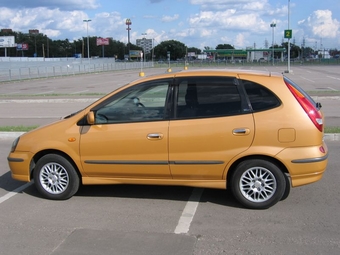 2000 Nissan Tino