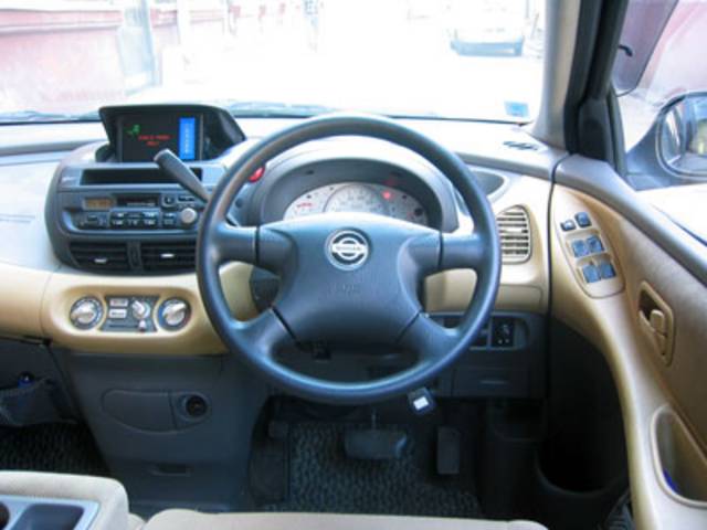 2000 Nissan Tino