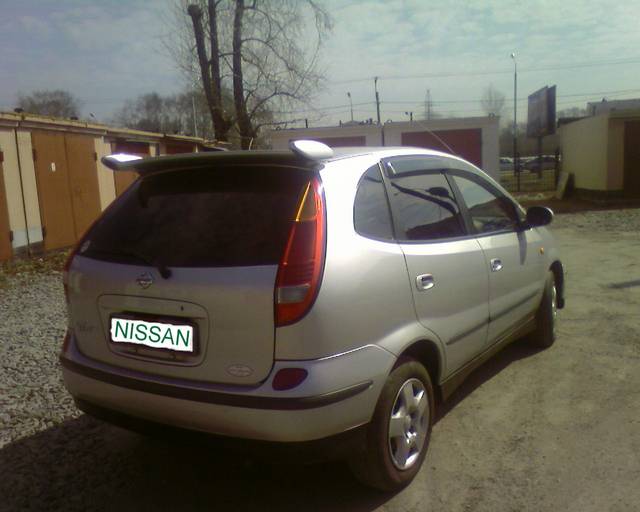2000 Nissan Tino