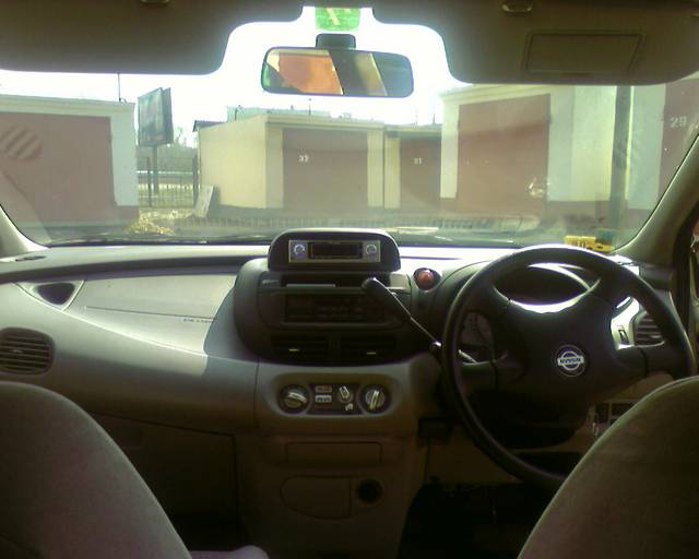 2000 Nissan Tino